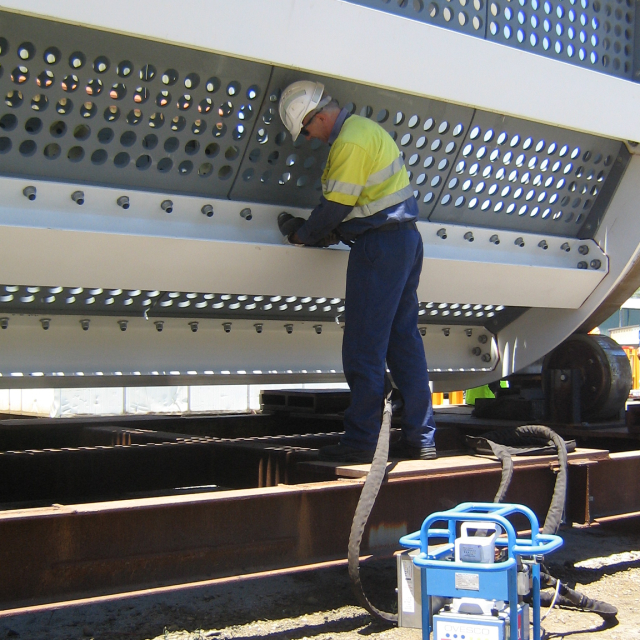 Speciality 1" offset tool for breaker bolt installs